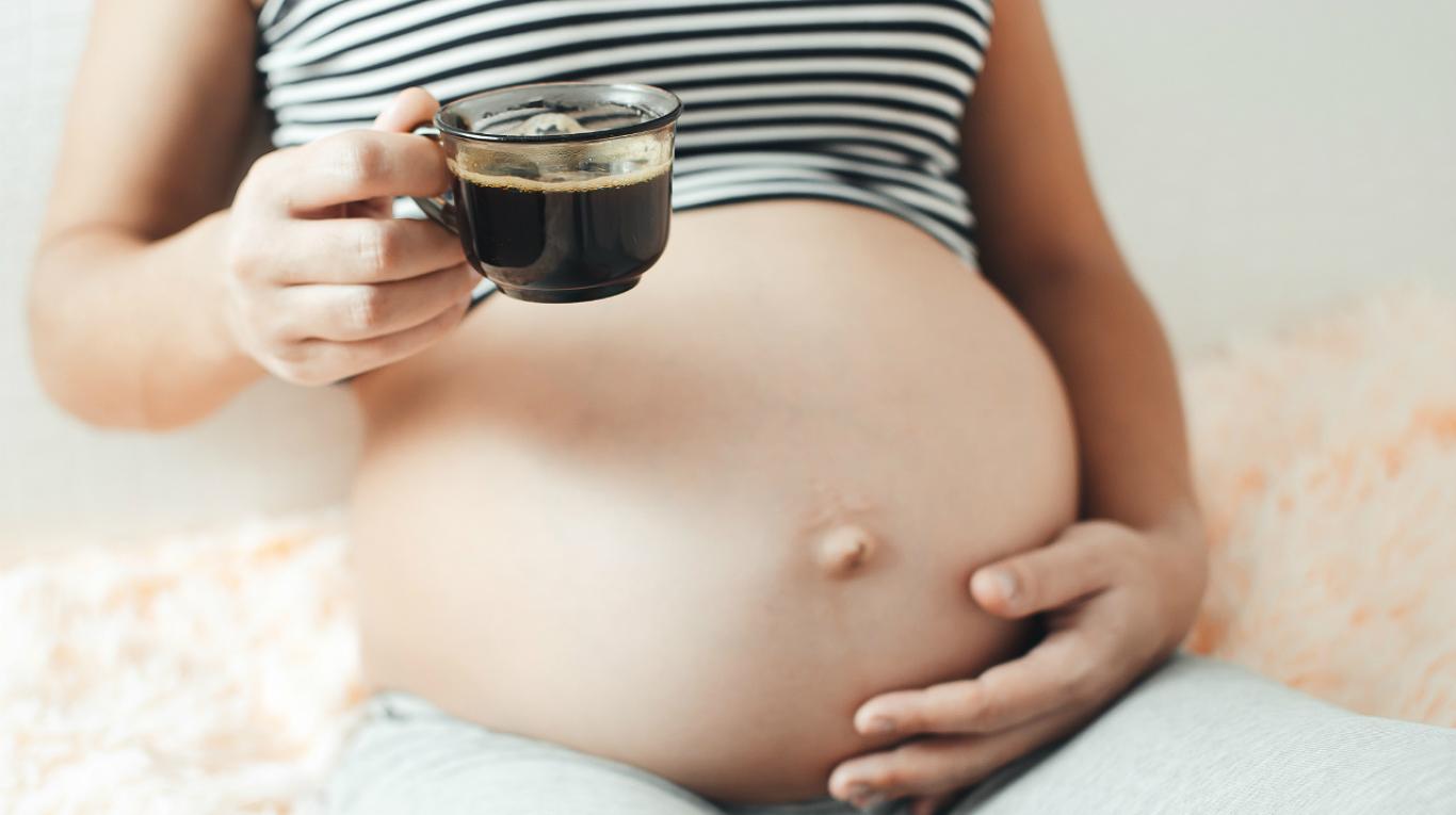 ¿Afecta el consumo de cafeína al embarazo?